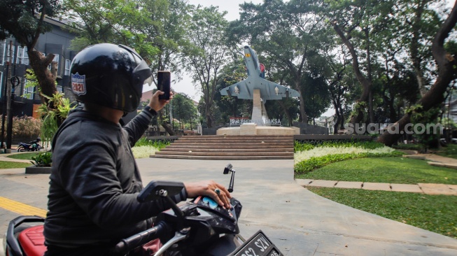 Warga memfoto Monumen Swa Bhuwana Paksa, Tebet, Jakarta, Kamis (2/11/2023). [Suara.com/Alfian Winanto]