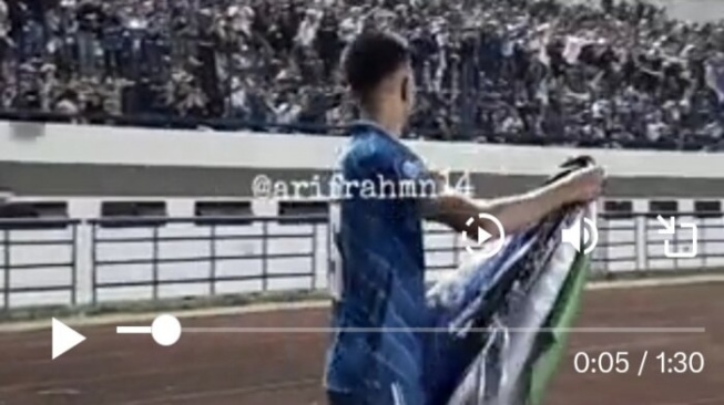 Pemain Persib Bandung mengibarkan bendera Palestina yang sempat dicopot steward saat Persib bertemu PSS Sleman di GBLA