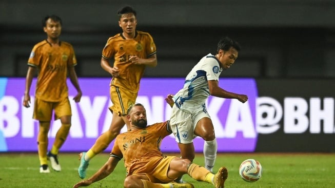 Duel Bhayangkara FC vs PSIS Semarang dalam laga pekan ke-18 BRI Liga 1 2023-2024 di Stadion Patriot Candra Bhaga, Bekasi, Kamis (2/11/2023). [Antara]