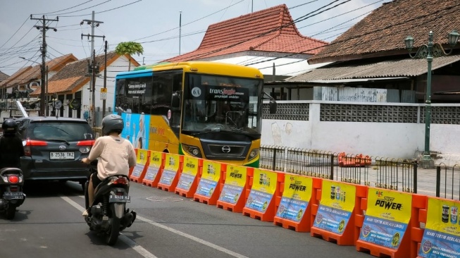 Contraflow di Jalan Pasar Kembang untuk Trans Jogja Mulai Diterapkan, Banyak Pengendara Nyelonong di Jalur Bus