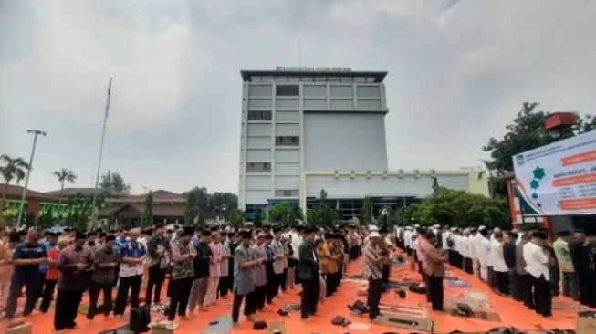 Masih Panas Terik, Hujan Belum Juga Turun, Pemkot Bekasi Gelar Salat Istisqa