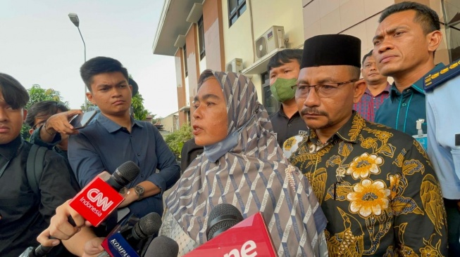 Tak Kuat Lihat Video Anaknya Dianiaya Praka Riswandi Cs, Ibu Imam Masykur Keluar Ruang Sidang