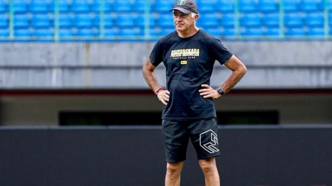 Pelatih Bhayangkara Presisi Indonesia FC, Mario Gomez memimpin latihan. (Liga Indonesia Baru)