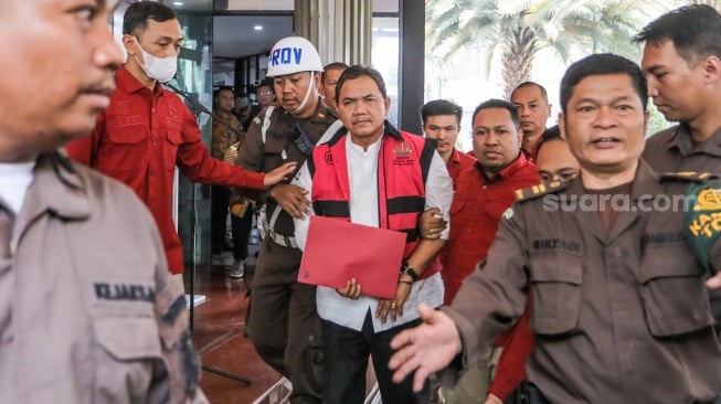 Anggota III Badan Pemeriksa Keuangan Republik Indonesia (BPK RI) Achsanul Qosasi (tengah) berjalan menuju mobil tahanan usai ditetapkan tersangka di Kejaksaan Agung, Jakarta, Jumat (3/11/2023). [ANTARA FOTO/Raqilla/gp/rwa]