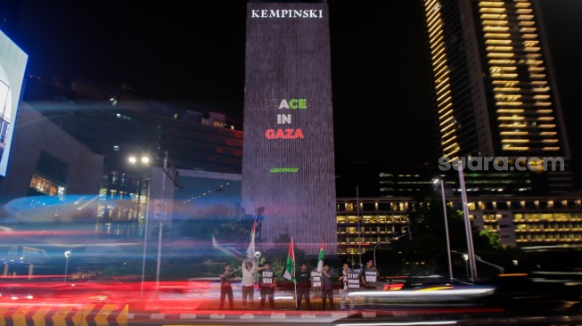 Sejumlah aktivis dari Greenpeace saat menggelar aksi solidaritas untuk Palestina di kawasan Bundaran HI, Jakarta, Jumat (3/11/2023). [Suara.com/Alfian Winanto]