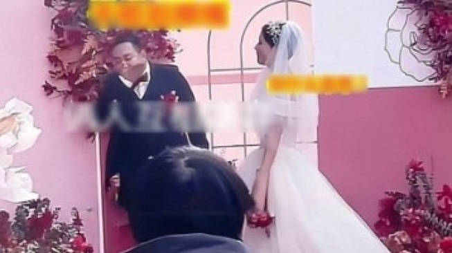 Momen Pengantin Muntah Usai Berciuman di Pelaminan, Warganet: Habis Makan Bawang?