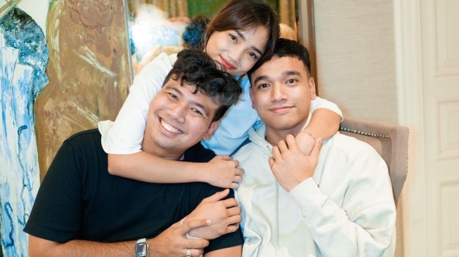 Perayaan ultah Fuji ke-21 bersama dua kakaknya, Fadly dan Frans. [Instagram]