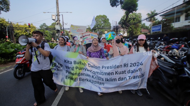 Sejumlah peserta membawa poster saat aksi krisis iklim di depan Kantor KPU, Jakarta, Jumat (3/11/2023). [Suara.com/Alfian Winanto]