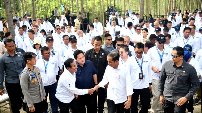 Presiden Joko Widodo atau Jokowi bersama 100 CEO dalam acara 100 CEO Forum di kawasan Ibu Kota Negara (IKN), Kalimantan Timur, Rabu (2/11/2023). (Rusman - Biro Pers Sekretariat Presiden)