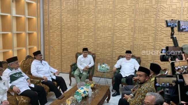 Mantan Ketua Umum PP Muhammadiyah, Din Syamsuddin dan Ketum PKB Muhaimin Iskandar alias Cak Imin.  (Suara.com/Rakha)