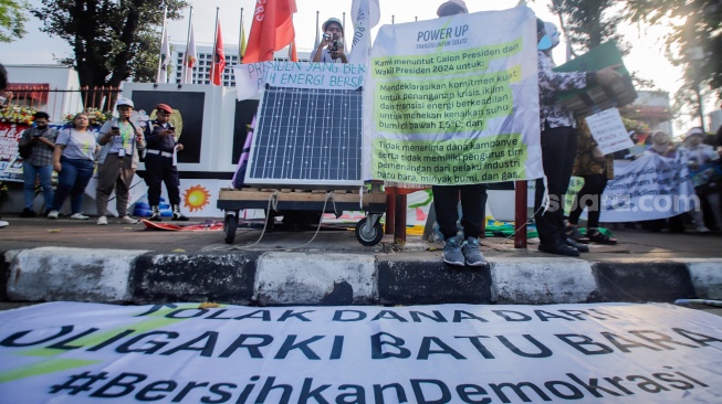 Sejumlah peserta membawa poster saat aksi krisis iklim di depan Kantor KPU, Jakarta, Jumat (3/11/2023). [Suara.com/Alfian Winanto]