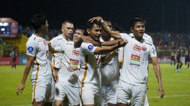 Pemain Persija Jakarta Witan Sulaeman (tengah) merayakan gol yang dicetaknya ke gawang PSM Makasar pada pertandingan Liga 1 yang dimainkan di Stadion B.J. Habibie, Pare-pare, Sulawesi Selatan, Jumat (3/11/2023). (ANTARA/HO/PERSIJA JAKARTA)