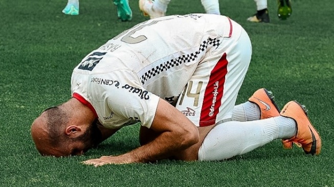 Selebrasi Pemain Bali United Mohammed Rashid usai cetak gol ke gawang PSS Sleman dalam laga pekan ke-18 BRI Liga 1 2023/2024 di Stadion Maguwoharjo, Sleman, Jumat (3/11/2023). (Dok. Bali United).