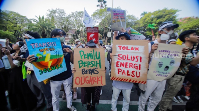 Sejumlah peserta membawa poster saat aksi krisis iklim di depan Kantor KPU, Jakarta, Jumat (3/11/2023). [Suara.com/Alfian Winanto]