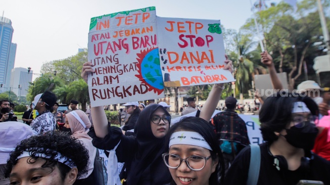 Sejumlah peserta membawa poster saat aksi krisis iklim di depan Kantor KPU, Jakarta, Jumat (3/11/2023). [Suara.com/Alfian Winanto]