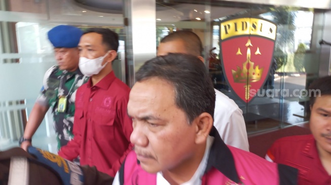 Baru Penuhi Panggilan Penyidik Kejagung, Anggota BPK Achsanul Qosasi Langsung Pakai Rompi Pink!