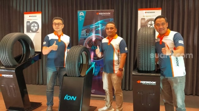 Ban Hankook terbaru yang meluncur di Indonesia pada Jumat (3/11/2023) yaitu Ventus Prime 4 dan Dynapro HPX untuk kendaraan konvensional, serta Hankook iON evo untuk kendaraan listrik  [Suara.com/CNR ukirsari].