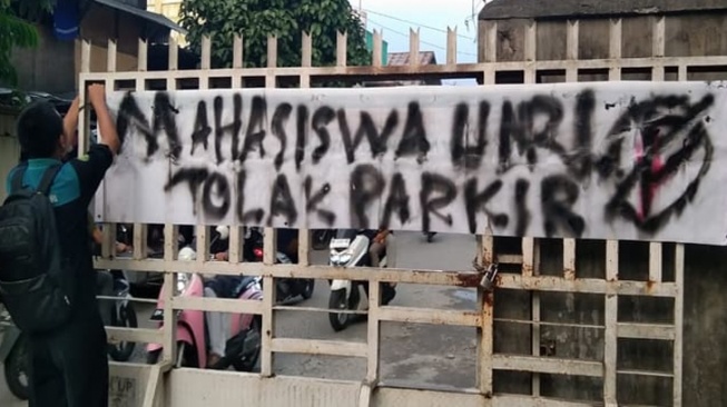 Mahasiswa Tolak Juru Parkir di Area Unri: Nanti Gak Ada yang Belanja ke Warung Kecil