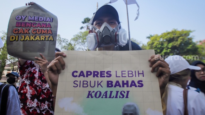 Sejumlah peserta membawa poster saat aksi krisis iklim di depan Kantor KPU, Jakarta, Jumat (3/11/2023). [Suara.com/Alfian Winanto]