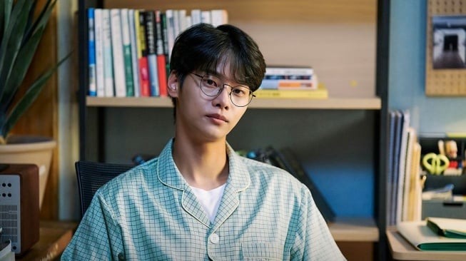 Jadi Seorang Reporter, Intip 8 Potret Cha Hak Yeon di Drakor Castaway Diva