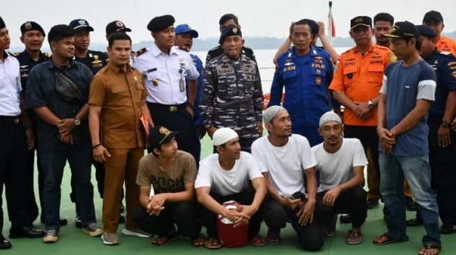 TNI AL Tangkap Komplotan Perompak Kapal di Selat Malaka, Pelaku Sempat Ngaku Jadi Nelayan. [Dispenal]