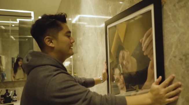 Foto bersama Ayu Ting Ting akan Boy Willam pajang di dinding kamar mandi. (YouTube/ Qiss You TV)