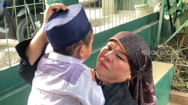 Nenek Gala Sky Andriansyah, Dewi Zuhriati usai ziarah makam Vanessa Angel dan Bibi Ardiansyah di Taman Makam Islam Malaka, Jakarta, Sabtu (4/11/2023). [Suara.com/Adiyoga Priyambodo]