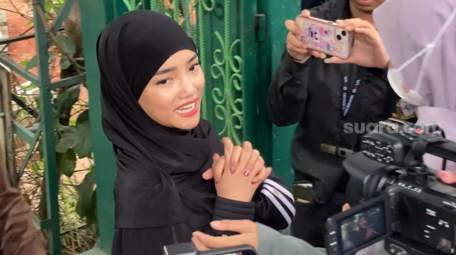 Lekuk Tubuh Terlihat, Baju Crop Fuji Saat Ziarah ke Makam Vanessa Angel Jadi Gunjingan: Kaget Soalnya Pakai Hijab