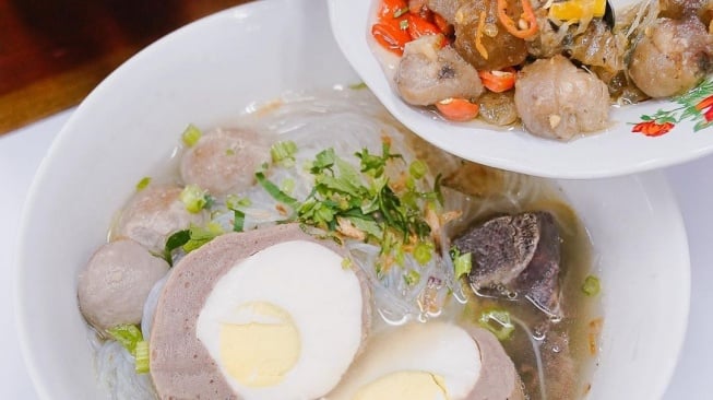 Kuliner Bakso Legendaris Cuma 7 Menit Dari Alun-alun Bandung: Tetelannya Menggugah Banget!