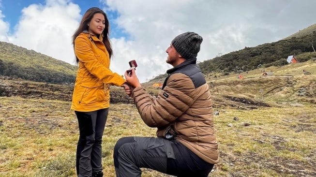 Ladislao Camara melamar Nathalie Holscher di puncak Gunung Gede, Bogor.  Nathalie pun menerima lamaran tersebut. [Instagram]