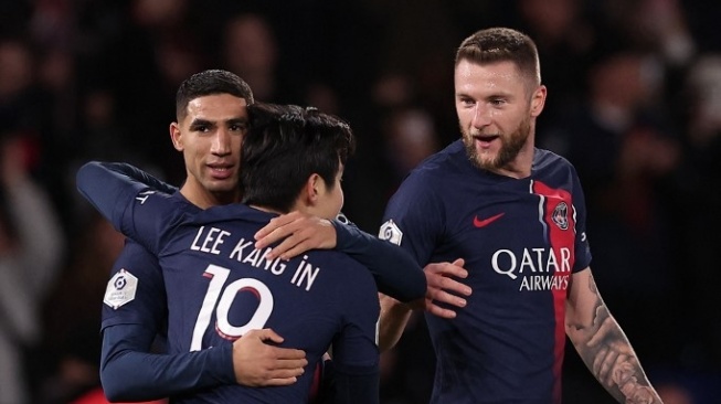 Gelandang Paris Saint-Germain asal Korea Selatan, Lee Kang-in merayakan gol pertama timnya bersama Achraf Hakimi (kiri) dan Milan Skriniar (kanan) selama pertandingan Ligue 1 Prancis 2023-2024 antara Paris Saint-Germain vs Montpellier Herault SC di Stadion Parc des Princes di Paris pada 3 November 2023.FRANCK FIFE / AFP.