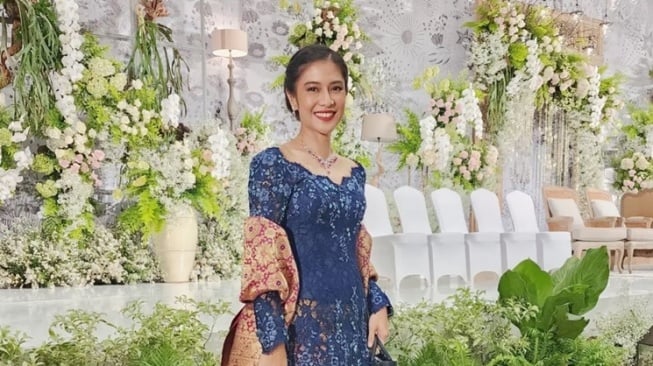 9 Pesona Dian Sastro Pakai Kebaya, Aura Kecantikannya Makin Terpancar