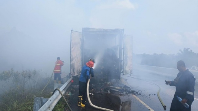 Truk Ekspedisi Terbakar di Tol Pekanbaru-Dumai, Ternyata Angkut Sepeda Listrik