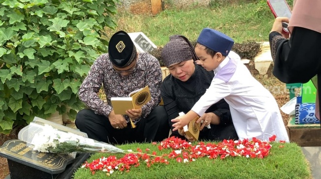 Gala Sky Andriansyah berziarah ke makam Vanessa Angel dan Bibi Ardiansyah di Taman Makam Islam Malaka, Jakarta, Sabtu (4/11/2023). [Pahami.id/Adiyoga Priyambodo]