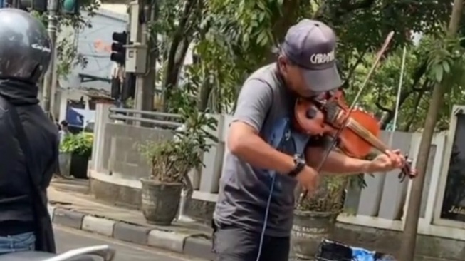 Viral Pengamen di Bandung Mainkan Biola bak Musisi Profesional Bawakan Simfoni Milik Beethoven