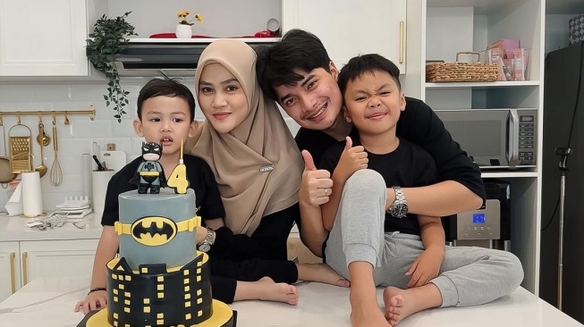 Alvin Faiz Rayakan Ulang Tahun Putra Sambungnya, Wajah Yusuf Curi Perhatian