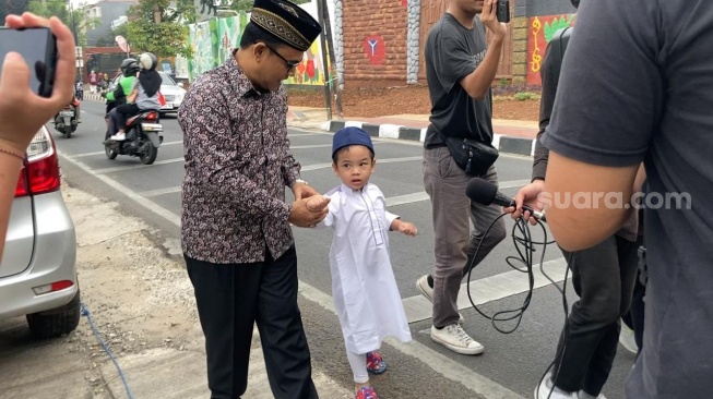 Gala Sky Andriansyah ziarah ke makam Vanessa Angel dan Bibi Ardiansyah di Taman Makam Islam Malaka, Jakarta, Sabtu (4/11/2023). [Suara.com/Adiyoga Priyambodo]