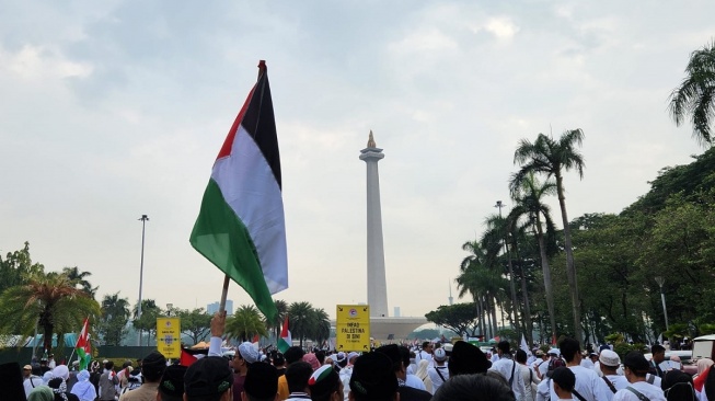 Panitia Aksi Akbar Aliansi Rakyat Indonesia Bela Palestina di kawasan Silang (Monas), Gambir, Jakarta Pusat, menyediakan QRIS buat infak yang akan disalurkan ke Palestina, Minggu (5/11/2023). [Suara.com/Yasir]