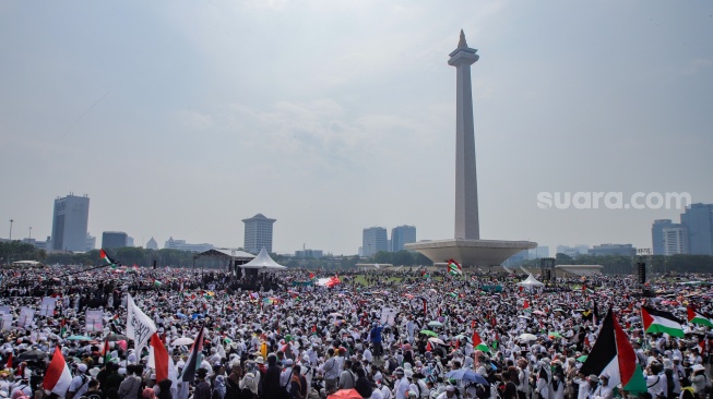 Massa saat mengikuti Aksi Damai Bela Palestina di Monas, Jakarta, Minggu (5/11/2023). [Suara.com/Alfian Winanto]