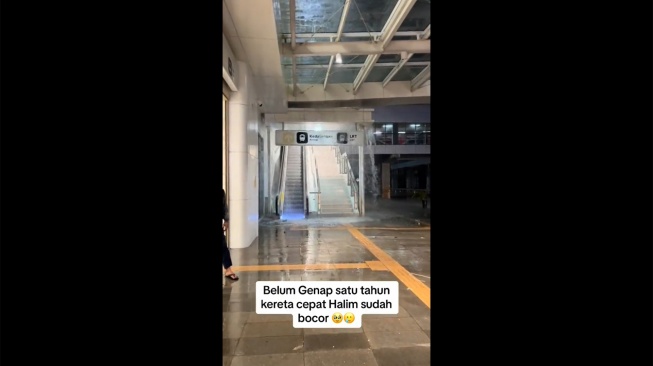 Viral Atap Stasiun Kereta Cepat Halim Bocor Diguyur Hujan, Publik: Cosplay Air Terjun Changi Airport