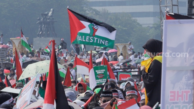 Massa saat mengikuti Aksi Damai Bela Palestina di dalam Monas, Jakarta, Minggu (5/11/2023). [Suara.com/Alfian Winanto]