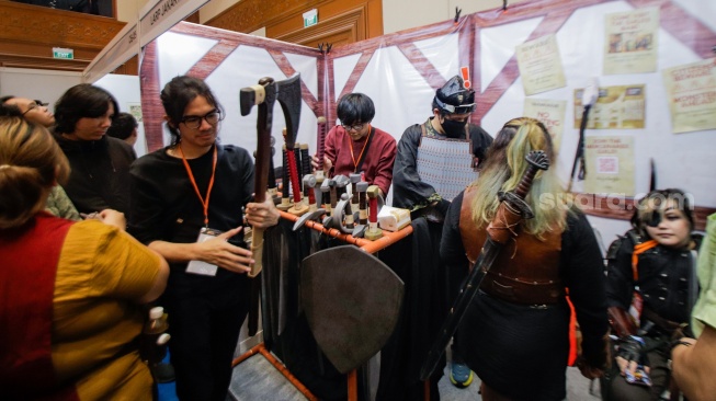 Pengunjung memilih aksesoris cosplay di acara Indonesia Comic Con x DG Con 2023 di Jakarta Convention Center (JCC), Jakarta, Minggu (5/11/2023). [Suara.com/Alfian Winanto]