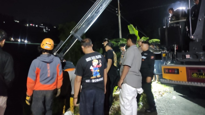 Baru Diparkir, Mobil Terjun ke Jurang di Karanganyar, Truk Transformer Dikerahkan untuk Evakuasi