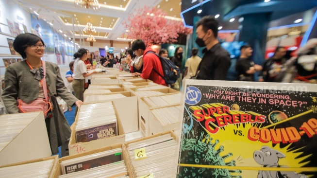 Pengunjung memilih buku komik di acara Indonesia Comic Con x DG Con 2023 di Jakarta Convention Center (JCC), Jakarta, Minggu (5/11/2023). [Suara.com/Alfian Winanto]