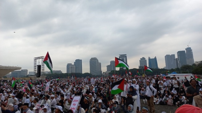 Ribuan massa hadiri Aksi Akbar Aliansi Rakyat Indonesia Bela Palestina di Monas, Gambir, Jakarta Pusat, Minggu (5/11/2023). [Suara.com/Yasir]