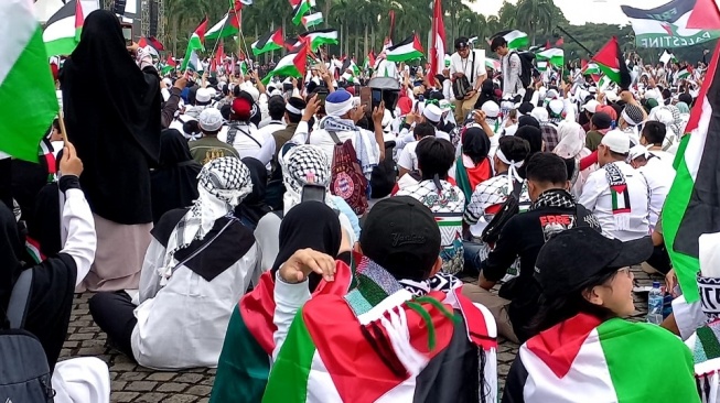 Ribuan massa hadiri Aksi Akbar Aliansi Rakyat Indonesia Bela Palestina di Monas, Gambir, Jakarta Pusat, Minggu (5/11/2023). [Suara.com/Yasir]