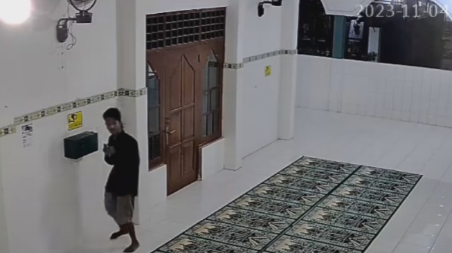 Bobol Masjid Pakai Kunci Lama, Pencuri Kotak Infak Diamankan Warga Usai Aksinya Terekam CCTV