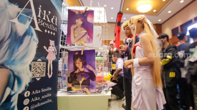 Pengunjung memilih aksesoris di acara Indonesia Comic Con x DG Con 2023 di Jakarta Convention Center (JCC), Jakarta, Minggu (5/11/2023). [Suara.com/Alfian Winanto]