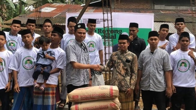 Relawan Ganjar Beri Bantuan Material Pembangunan di Ponpes Miftahul Kahfi