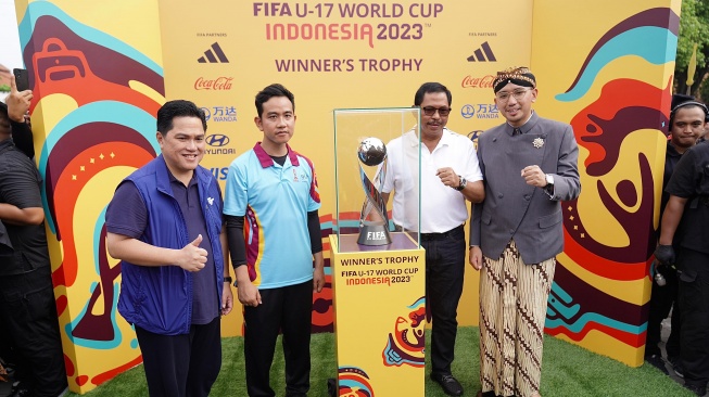 Ketua Umum PSSI Erick Thohir dan Wali Kota Solo didampingi Pj Gubernur Jateng Nana Sudjana dan KGPH Mangkunegara X mengikuti tur trofi Piala Dunia U-17 2023 yang berlangsung meriah di Kota Solo, Minggu (5/11/2023) pagi. [Dok PSSI]